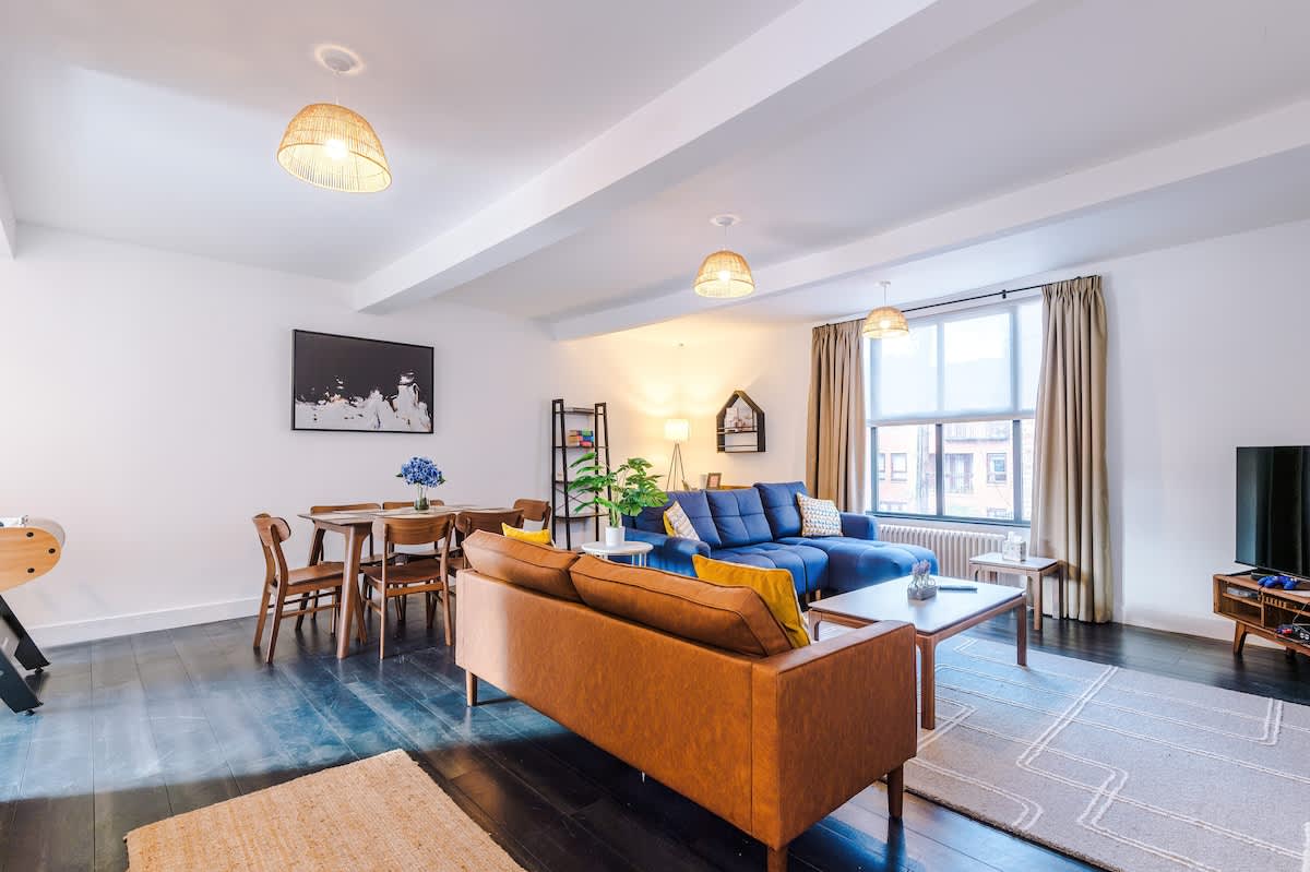 Stunning Townhouse, Terrace, Games & Free Parking